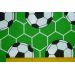 Futbalové lopty na zelenej