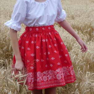 Sukienka Bordúra folk na červenej