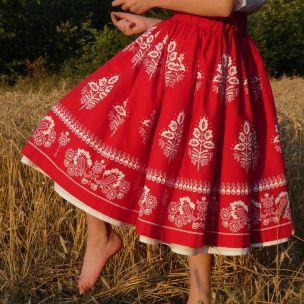Suknica Biely folklór na červenej