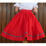 Červená suknica s krojovkou