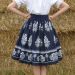 Suknica Biely folklór na tmavomodrej CD 69 so šnurovačkou