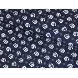 Kamilka biela na tmavomodrej