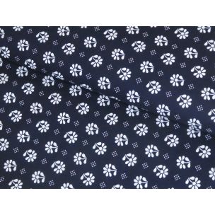 Kamilka biela na tmavomodrej