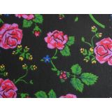 Ružové ružičky na čiernej