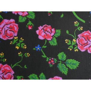 Ružové ružičky na čiernej