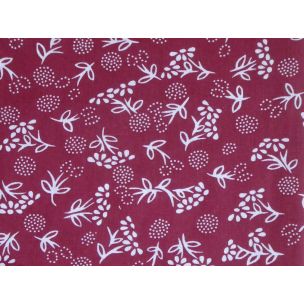 Biele kytičky na bordovej