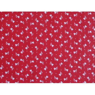 Biele tulipániky na červenej klasik