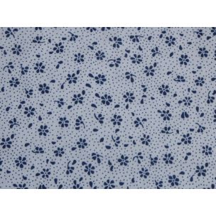 Modré kvietky s bodkou na bielej