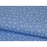 Biele kvietky s bodkou na svetlomodrej